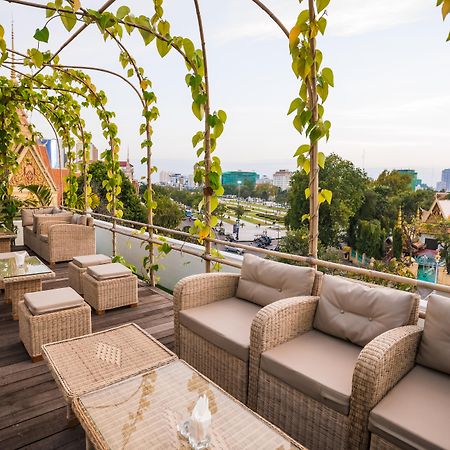 Palace Gate Hotel & Resort By Ehm Пном Пен Екстериор снимка The rooftop bar at the hotel