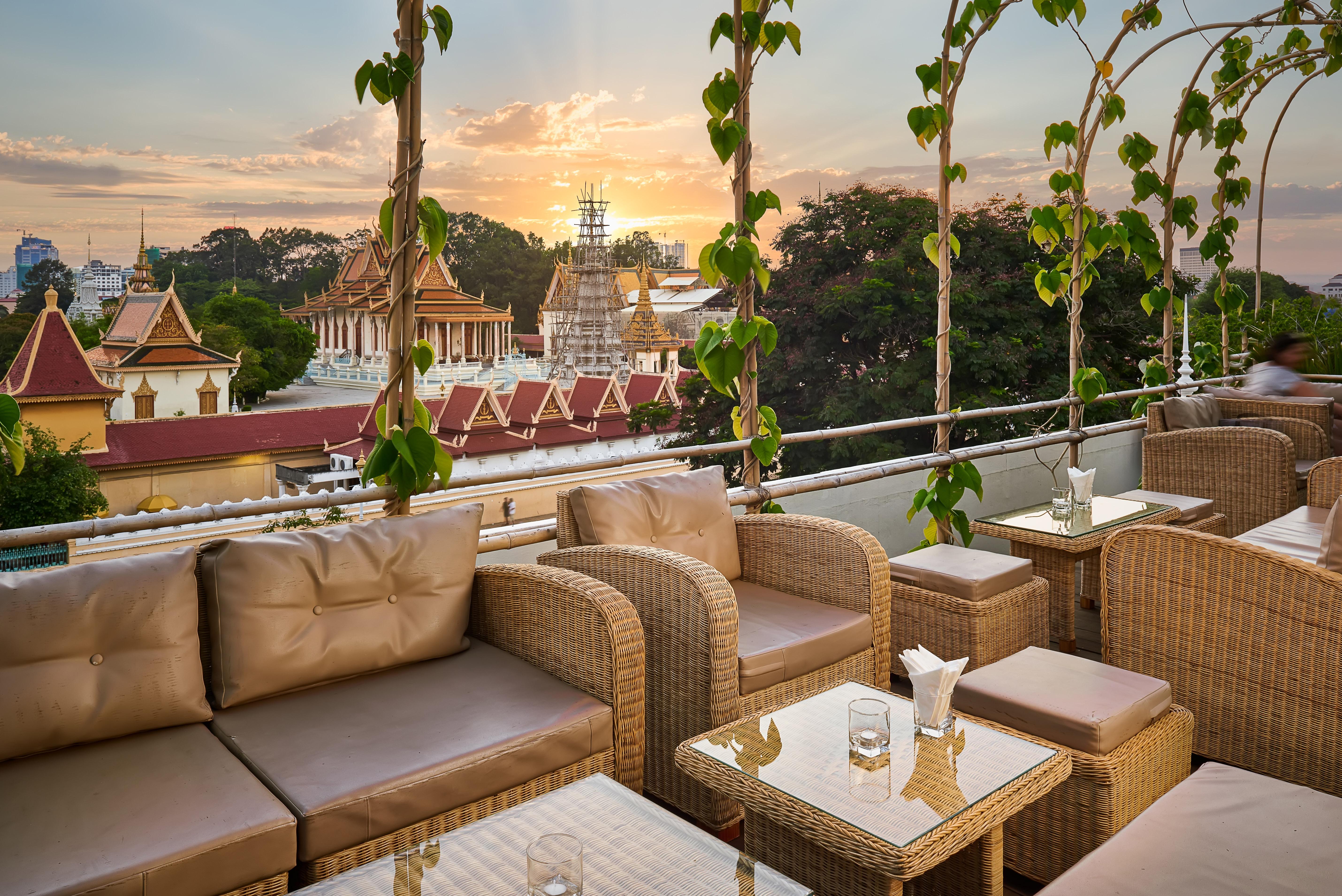 Palace Gate Hotel & Resort By Ehm Пном Пен Екстериор снимка The View Rooftop Bar