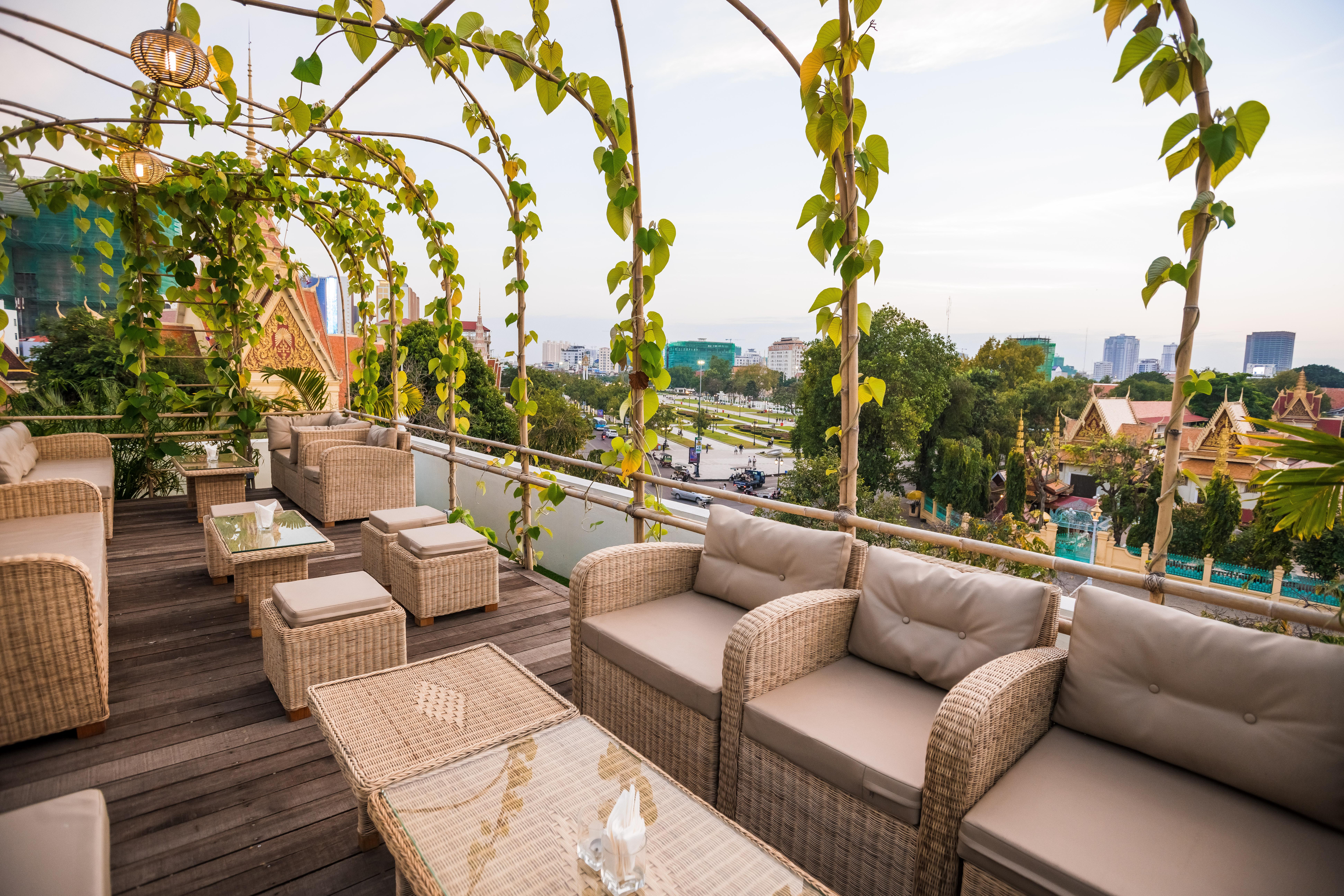 Palace Gate Hotel & Resort By Ehm Пном Пен Екстериор снимка The rooftop bar at the hotel
