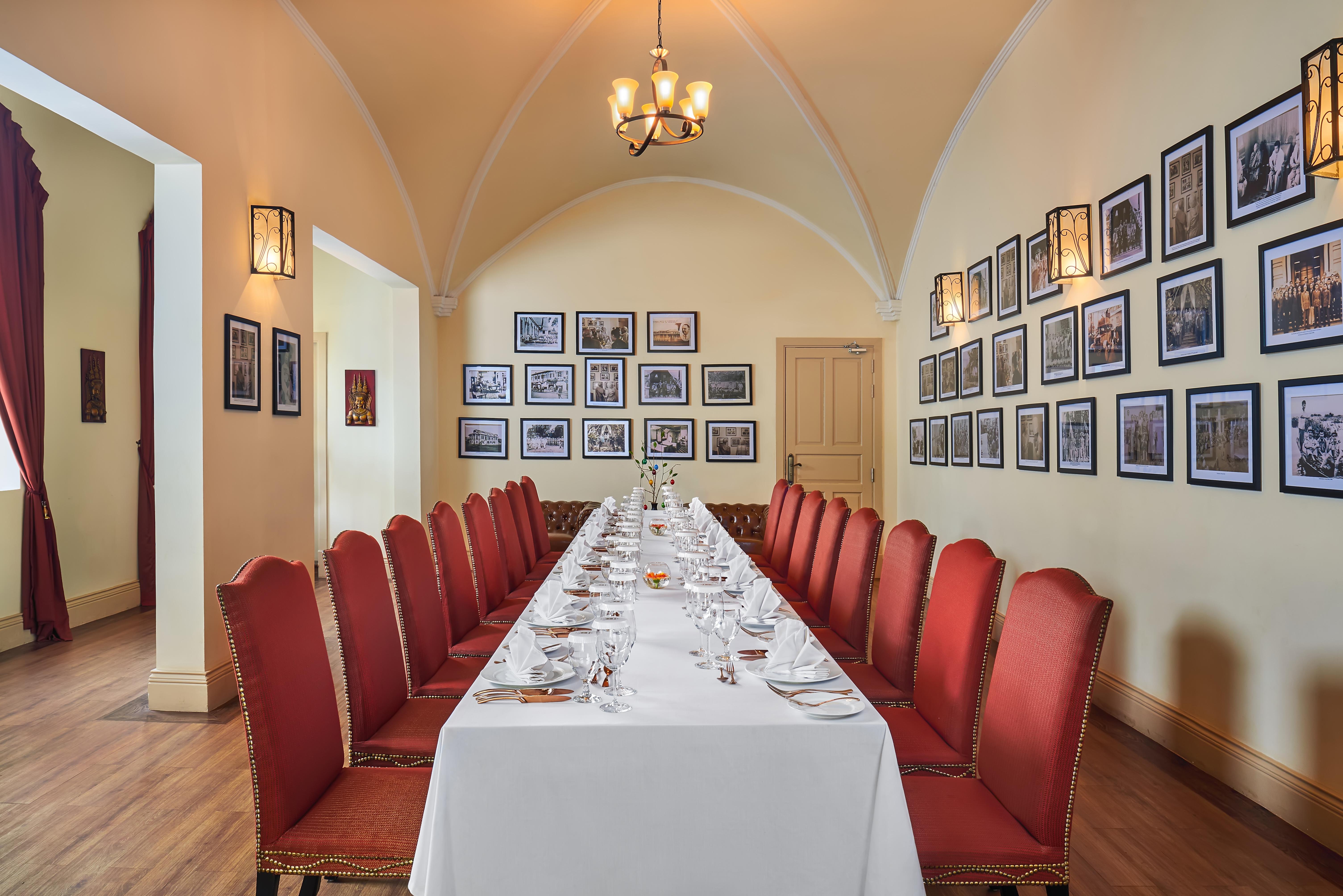 Palace Gate Hotel & Resort By Ehm Пном Пен Екстериор снимка The Long Room