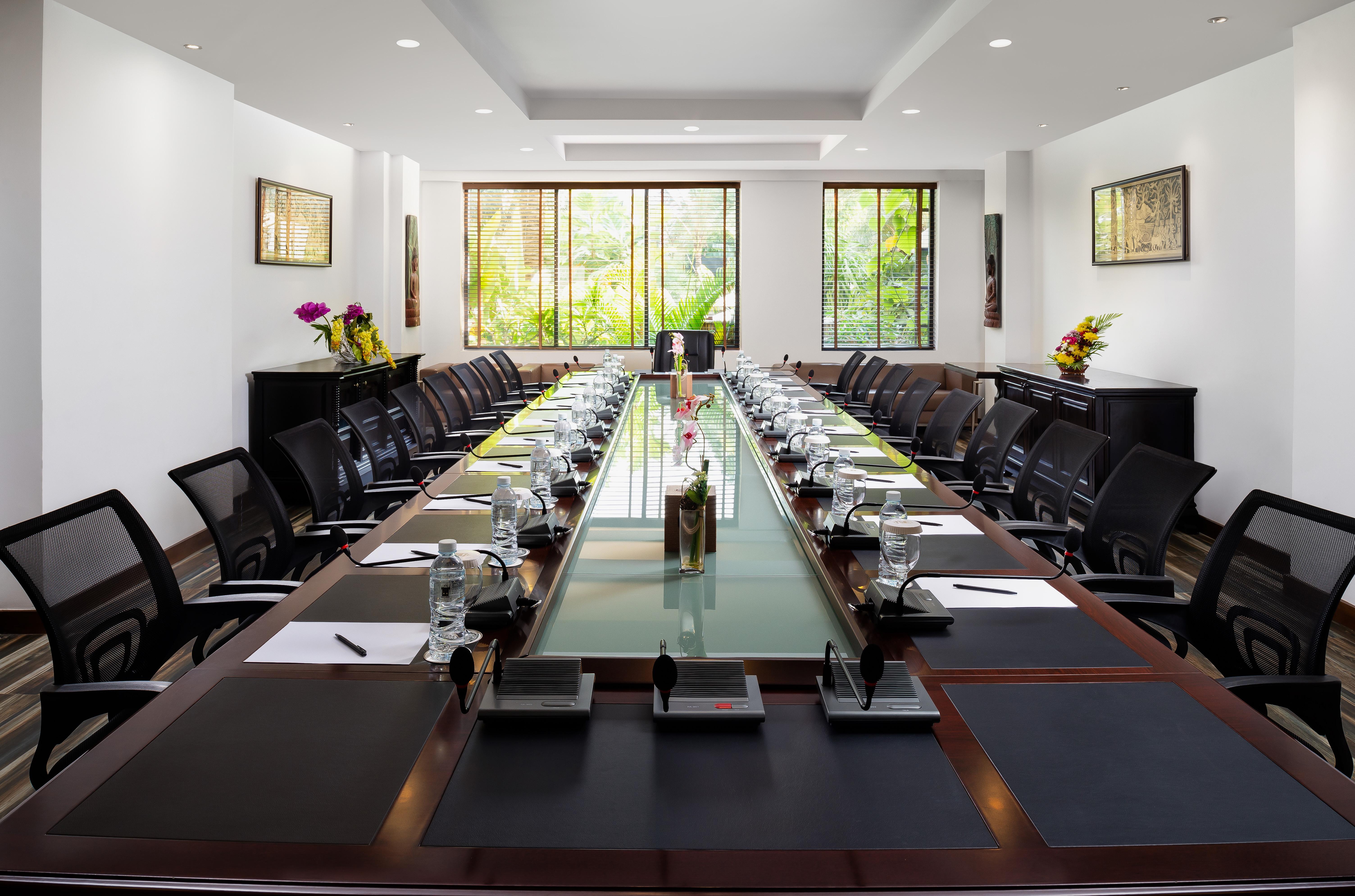 Palace Gate Hotel & Resort By Ehm Пном Пен Екстериор снимка Boardroom at the hotel