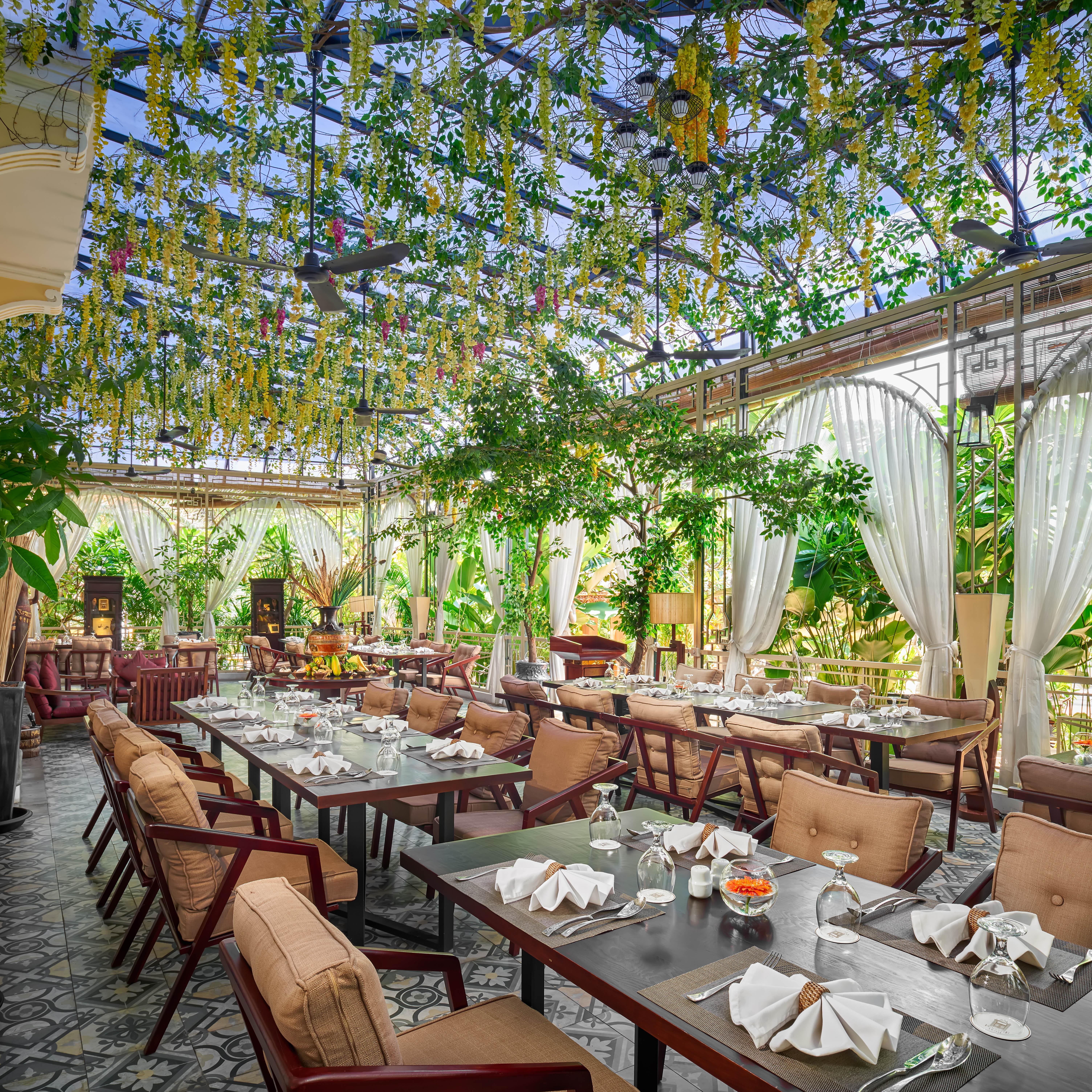 Palace Gate Hotel & Resort By Ehm Пном Пен Екстериор снимка The restaurant