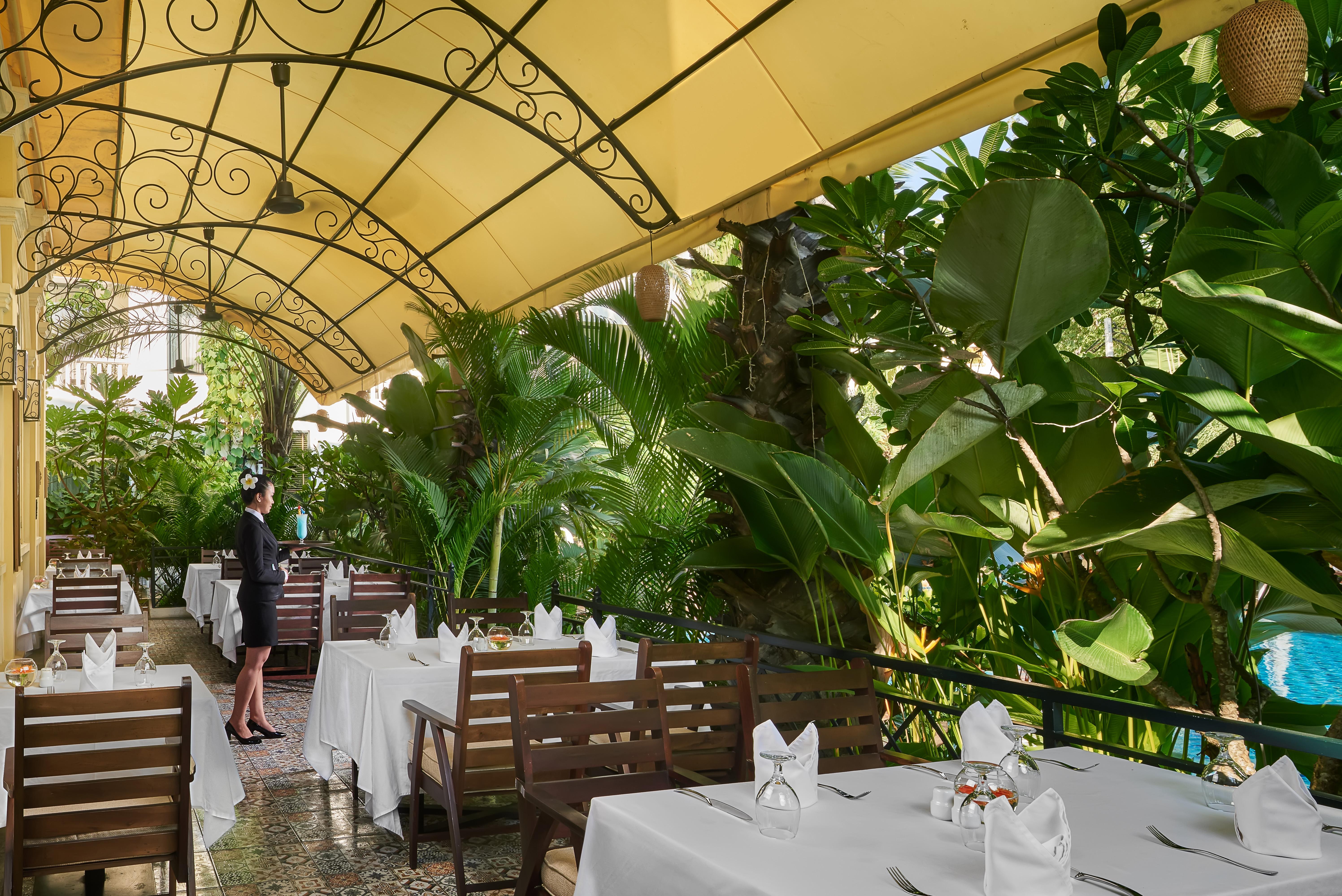 Palace Gate Hotel & Resort By Ehm Пном Пен Екстериор снимка The restaurant