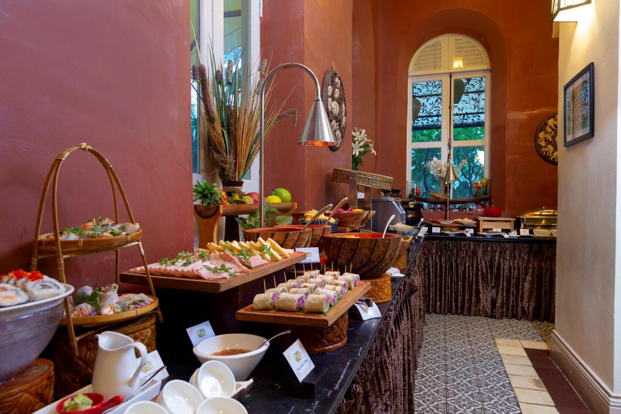 Palace Gate Hotel & Resort By Ehm Пном Пен Екстериор снимка A buffet at a hotel