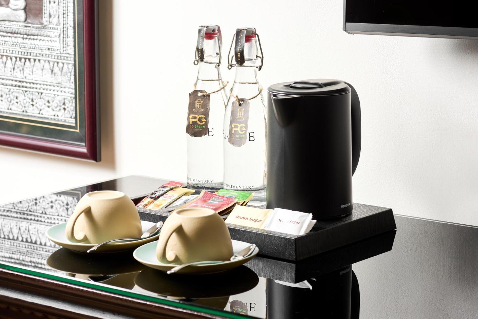 Palace Gate Hotel & Resort By Ehm Пном Пен Екстериор снимка A kettle in a hotel room