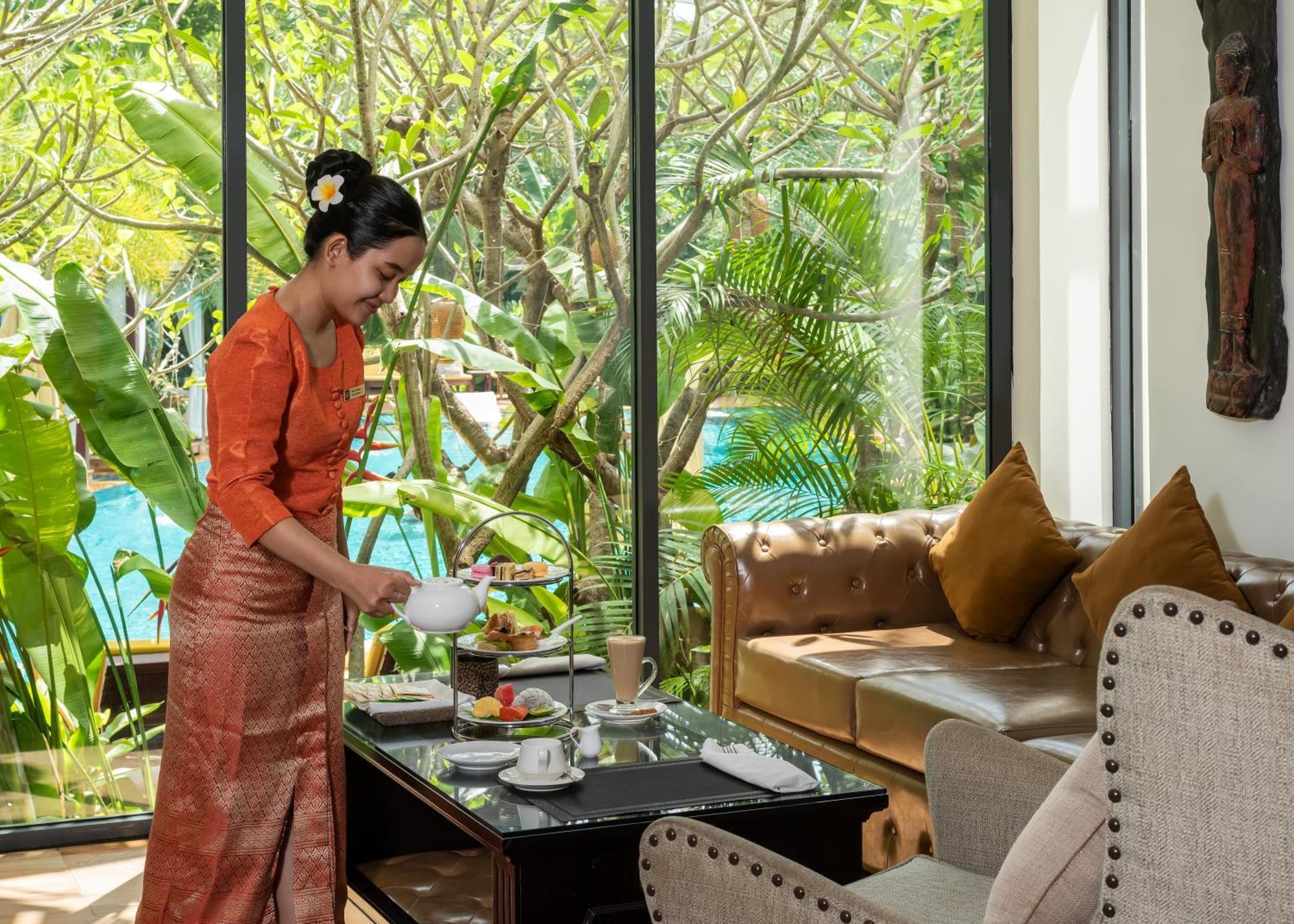 Palace Gate Hotel & Resort By Ehm Пном Пен Екстериор снимка A Thai woman in traditional dress