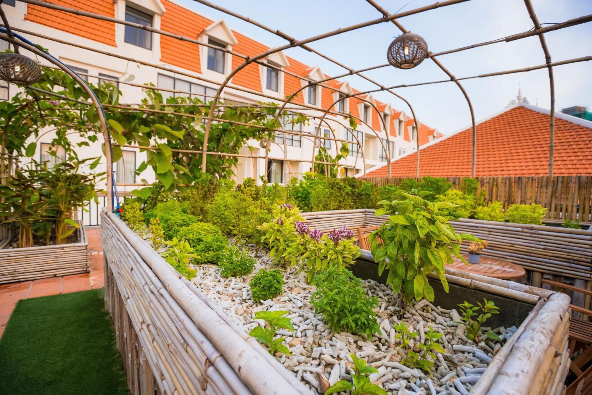 Palace Gate Hotel & Resort By Ehm Пном Пен Екстериор снимка Rooftop garden