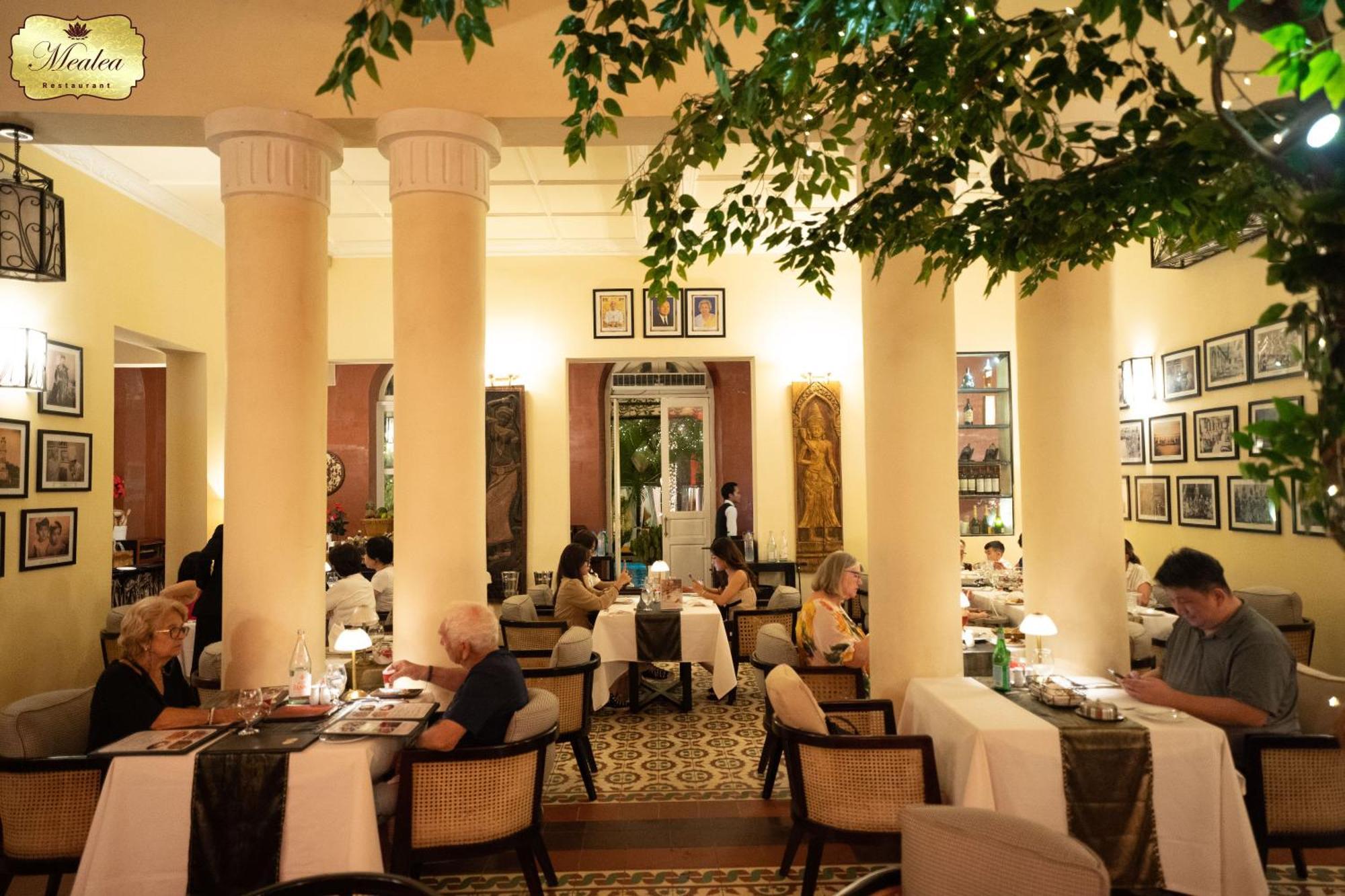 Palace Gate Hotel & Resort By Ehm Пном Пен Екстериор снимка Interior of the restaurant