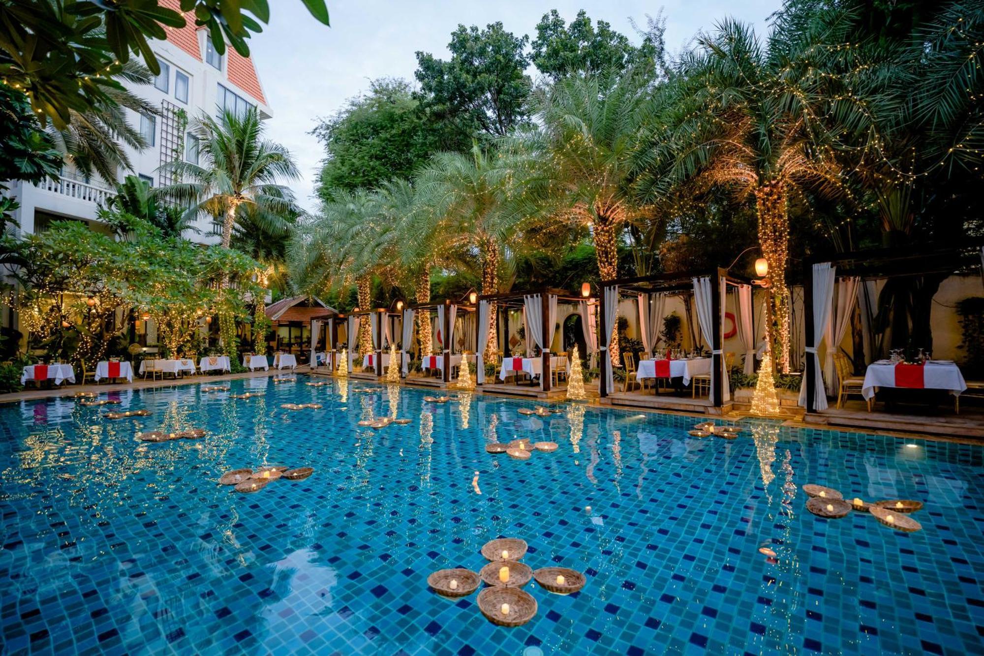 Palace Gate Hotel & Resort By Ehm Пном Пен Екстериор снимка The swimming pool at the hotel