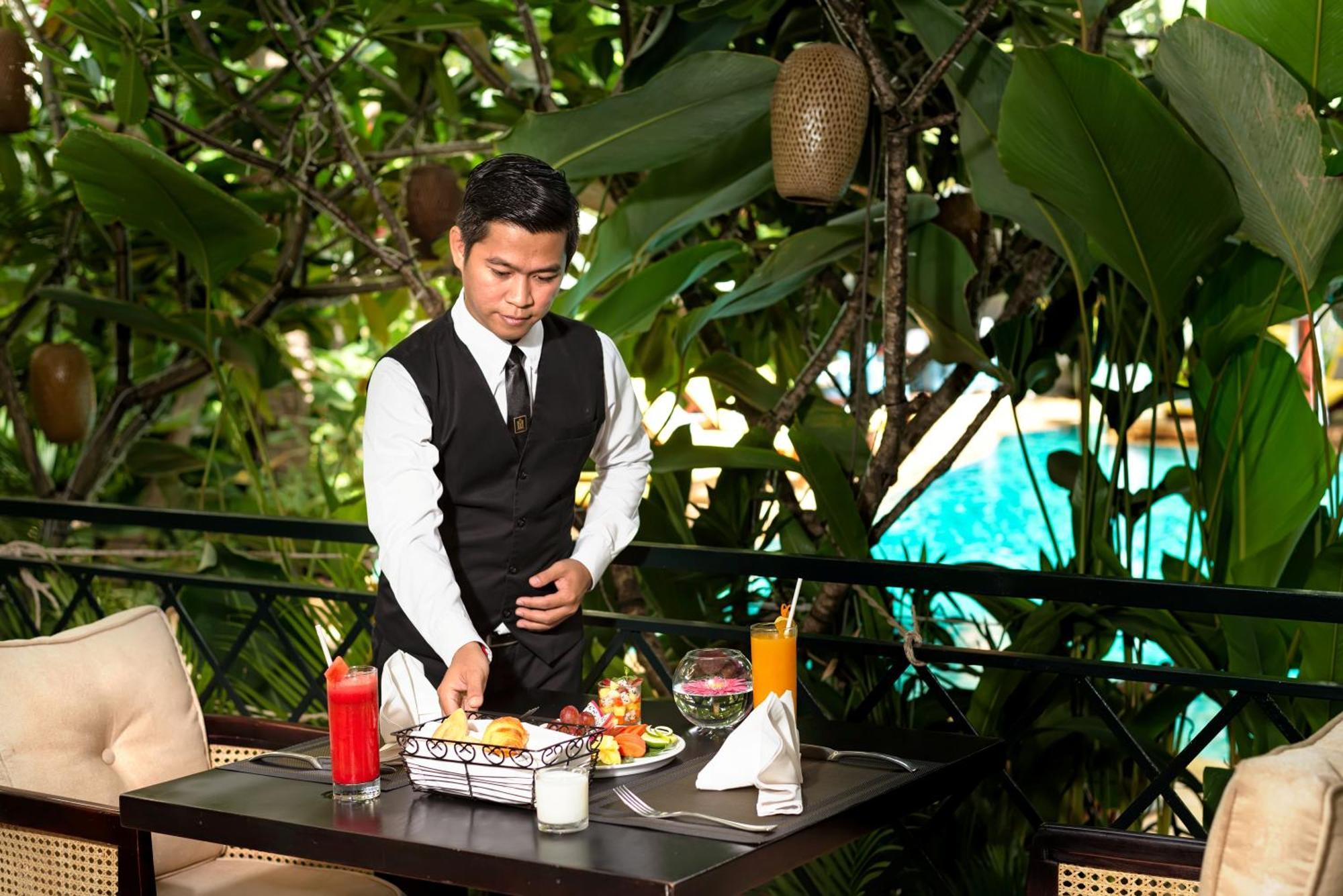 Palace Gate Hotel & Resort By Ehm Пном Пен Екстериор снимка A butler serving food at a resort