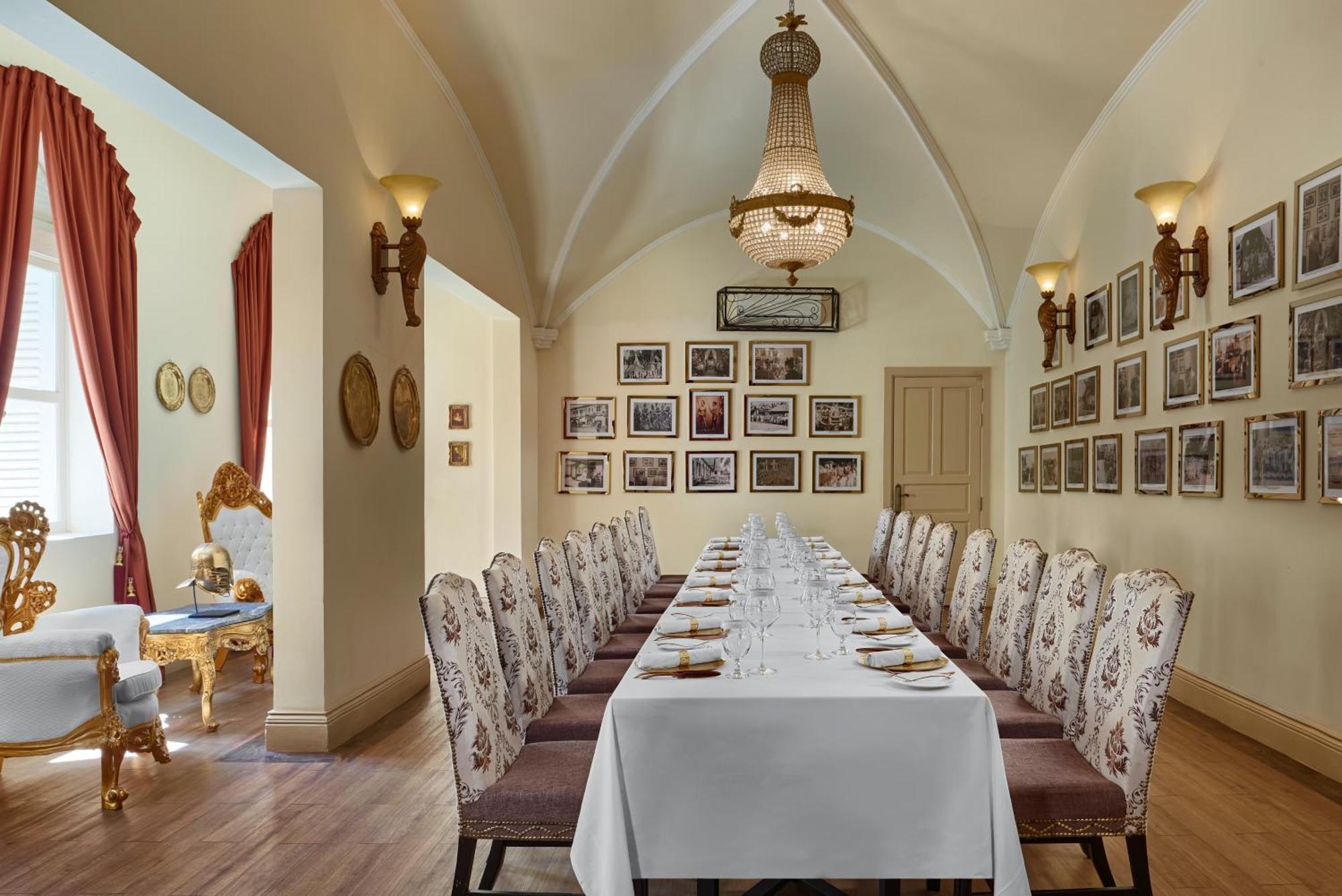 Palace Gate Hotel & Resort By Ehm Пном Пен Екстериор снимка The dining room
