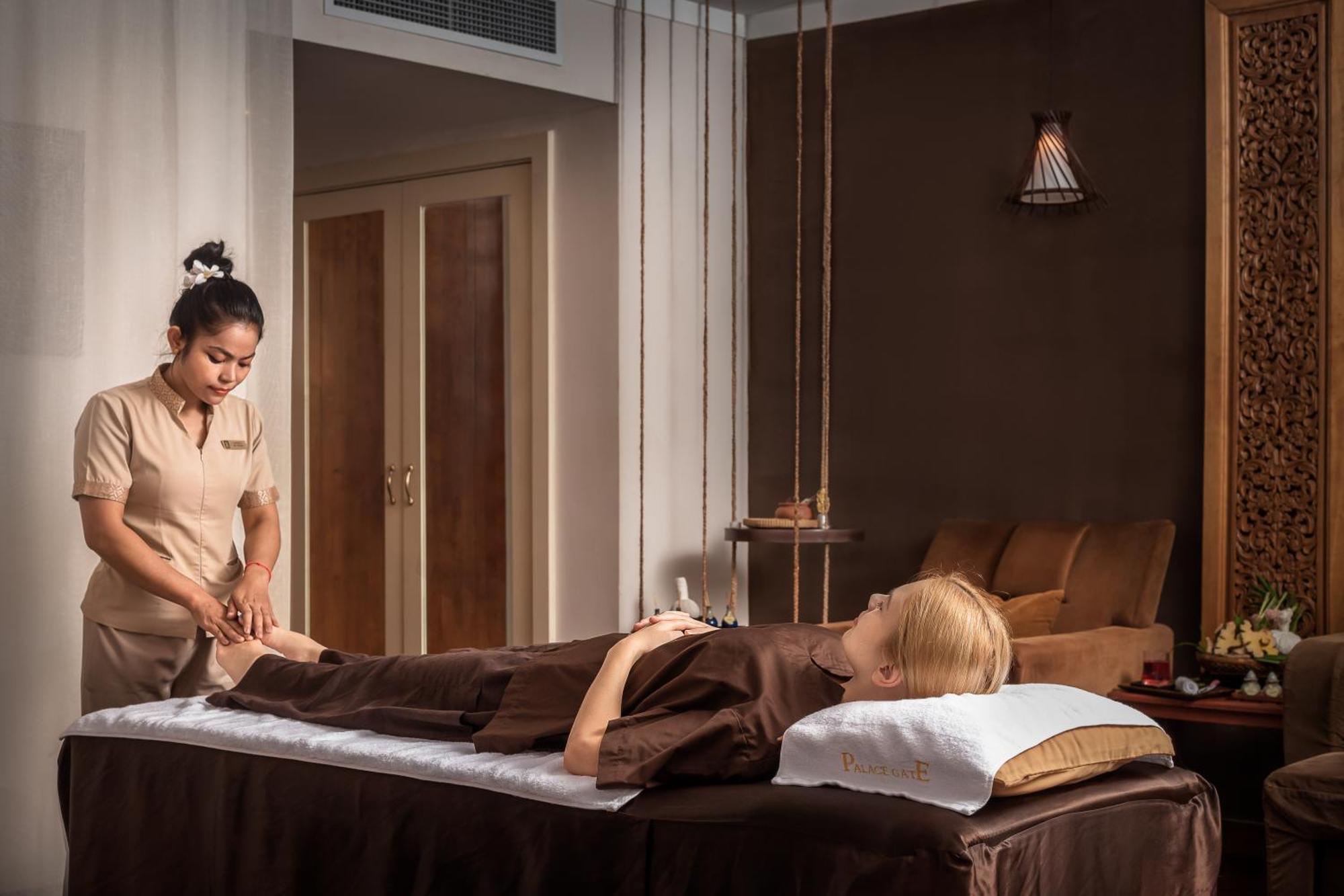 Palace Gate Hotel & Resort By Ehm Пном Пен Екстериор снимка Thai massage