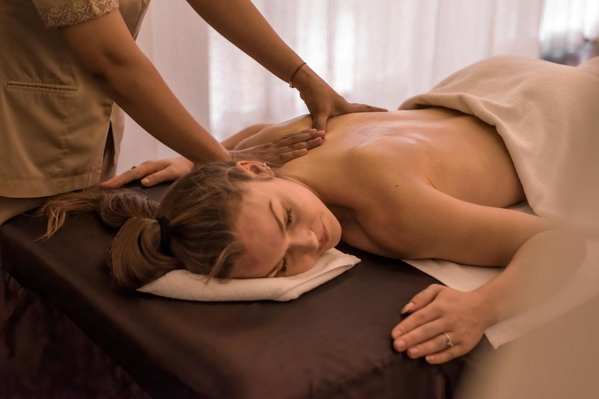 Palace Gate Hotel & Resort By Ehm Пном Пен Екстериор снимка Thai massage